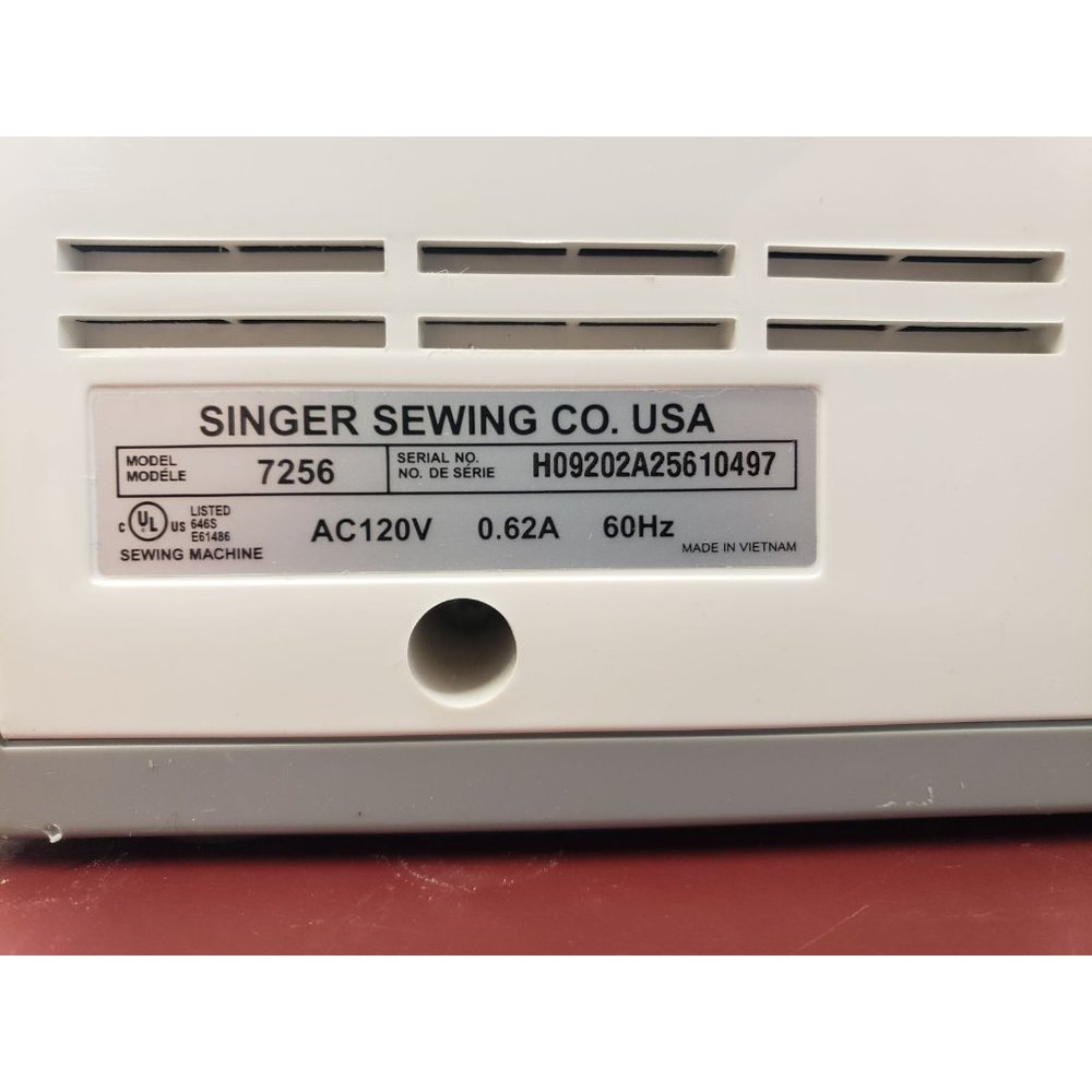 Singer sewing machine - Picture 5 of 7